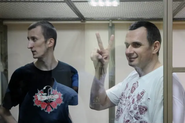 Олег Сенцов (справа) и Александр Кольченко в зале суда в Ростове-на-Дону