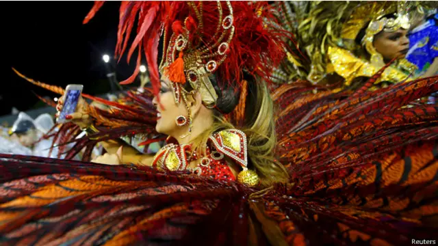 راقصة تلتقط صورة "سيلفي" لنفسها قبل مشاركتها في احد المواكب في كرنفال ساو باولو