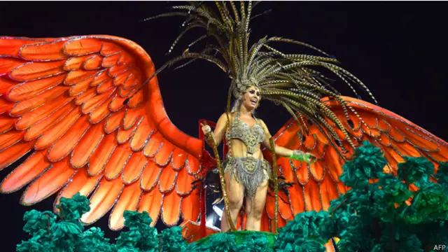 يقول المشاركون في الكرنفال إنهم لا يأبهون بالفيروس.