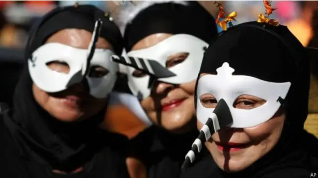 بعض المشاركات تنكرن كبعوض