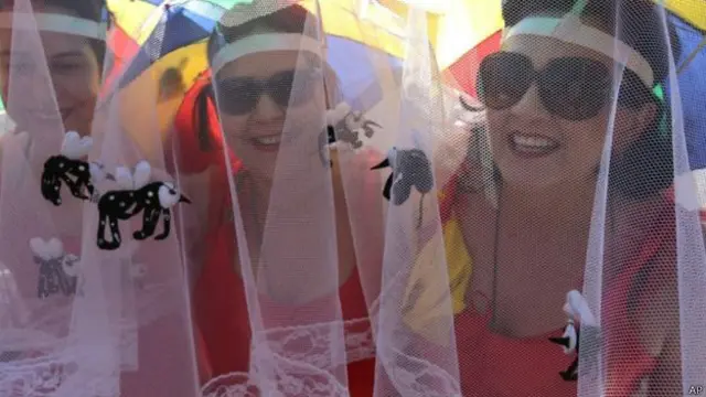 الكثيرات من المشاركات في كارنفال ريسيفي ارتدين ملابس تحاكي الشباك التي تقي من البعوض.