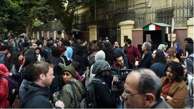 جانب من حشد من المصريين والايطاليين تجمع أمام السفارة الإيطالية لوضع الزهور والشموع تأبينا للطالب المقتول