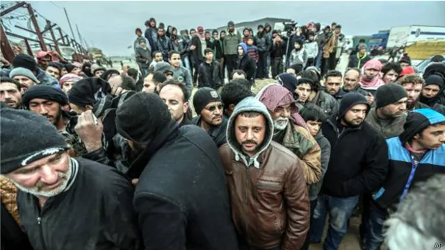 تصر تركيا على انه من غير الضروري السماح للسوريين بالدخول