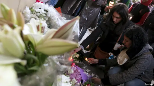 زهور وشموع أمام السفارة الإيطالية عزاء في رحيل ريجيني.