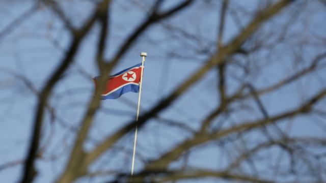 La bandera de Corea del Norte ondea en la embajada en Beijing.