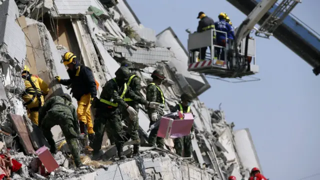 منہدم ہونے والی عمارت میں دبے افراد کو بچانے کے لیے امدادی کارروائیاں جاری ہیں