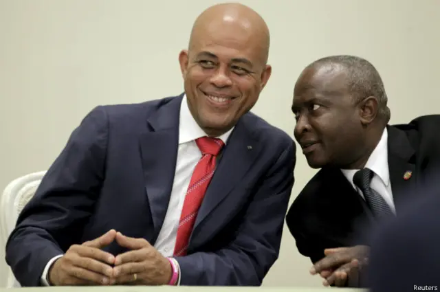 La crisis aún no está resuelta, subrayó el presidente saliente Michel Martinelly (izquierda).