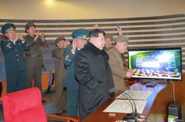 Según la agencia de noticias el líder norcoreano Kim Jong Un celebró el lanzamiento.