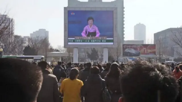 كوريون شماليون تابعوا الإعلان عن عملية إطلاق الصاروخ عبر شاشة كبيرة في العاصمة بيونغيانغ