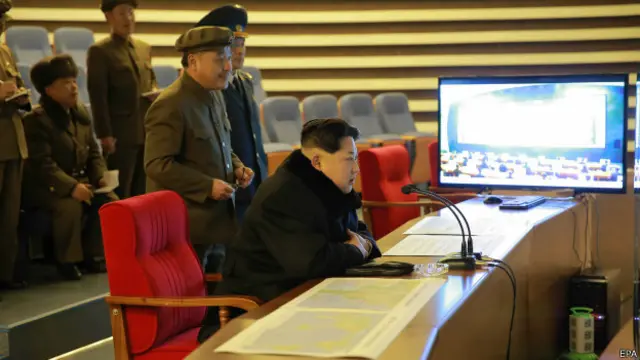 رهبر کره شمالی ناظر بر عملیات پرتاب موشک آزمایشی
