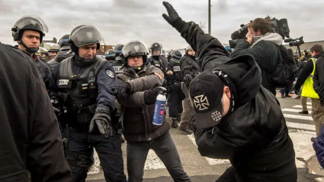 Полицейские задерживают пегидовца