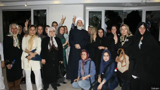 مهدی کروبی در جریان حمله به منزلش پس از اعتراض به نتایج انتخابات ریاست جمهوری 