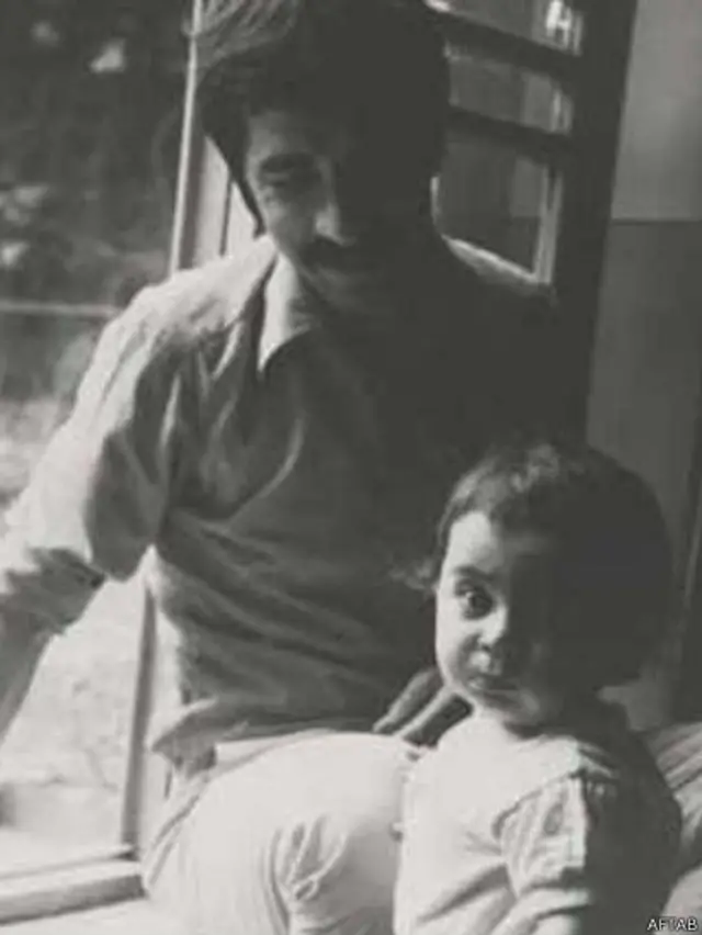 آقای موسوی با یکی از فرزندانش