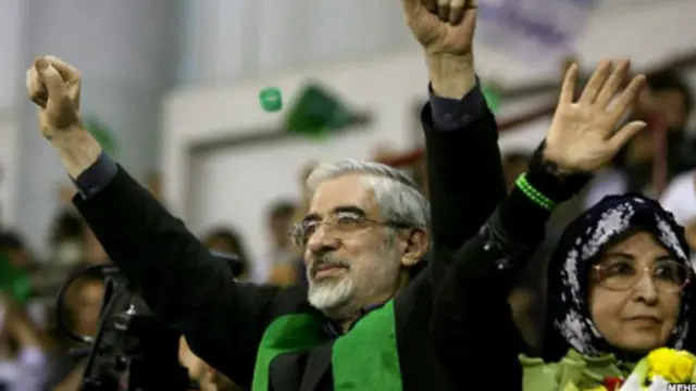 میرحسین موسوی و زهرا رهنورد در جریان مبارزات انتخاباتی دهمین دوره ریاست جمهوری 