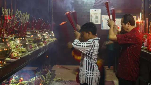 चीन ही नहीं दक्षिण पूर्व एशिया के कई देशों में नया साल मनाया जा रहा है. इंडोनेशिया के बाली द्वीप के एक मंदिर में पूजा अर्चना में जुटे लोग.