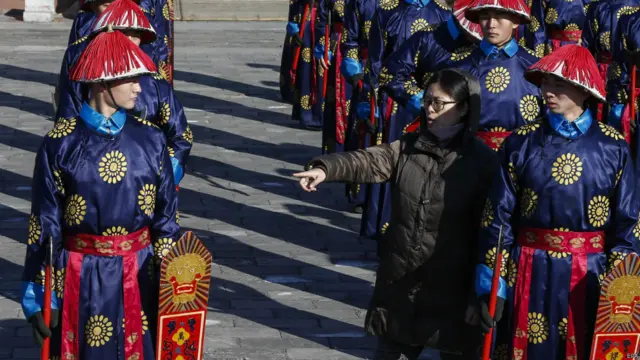 चीन में नए साल की परेड में चिंग शासन के सैनिकों की परंपरागत वेशभूषा में रिहर्सल हुआ. आठ फ़रवरी को यह परेड लोगों के सामने होगी. 