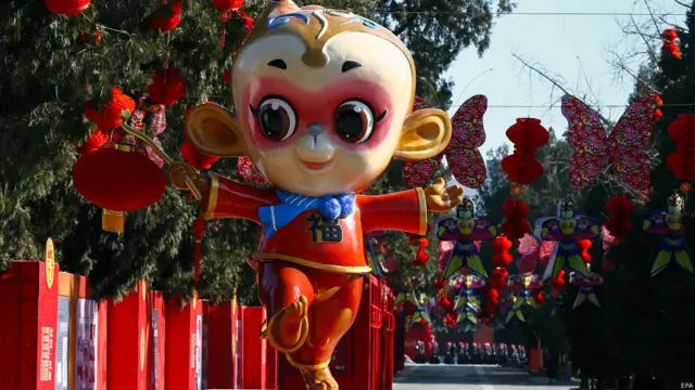 आठ फ़रवरी को चीनी नव वर्ष शुरू हो रहा है. इस मौक़े पर बीजिंग के दितान पार्क में एक बंदर की आदमक़द मूर्ति लगाई गई है. चीन में साल 2016 को बंदर का साल माना गया है. चीन के सार्वजनिक पार्कों और जगहों पर वसंत के मौसम की शुरुआत को देखते हुए तैयारी की गई हैं. 