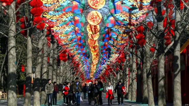 चीन में नए साल का जश्न पूरे एक हफ़्ते तक चलेगा. इस दौरान पर्यटक और नागरिक नए साल और वसंत उत्सवों में भागीदारी करेंगे.