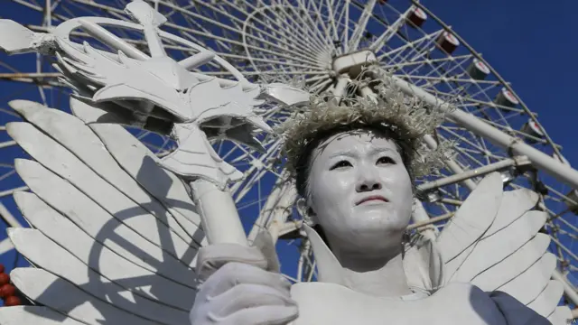 चीन के बीजिंग शहर में मौजूद शिजिंगशान एम्यूज़मेंट पार्क में नए साल की पूर्व संध्या पर अलग-अलग लिबास पहनकर लोग उत्सव में शामिल हुए. 