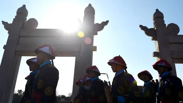 चीन में चिंग शासन के अधिकारियों की वेशभूषा में लोगों ने नए साल पर होने वाले कार्यक्रम की रिहर्सल की. माना जाता है कि चिंग शासक नए साल की शुरुआत पर अच्छी फ़सल और सौभाग्य के लिए प्रार्थना करते थे. 