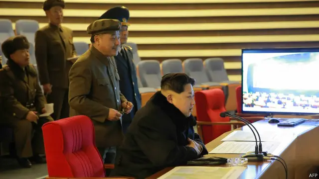 Ảnh của hãng tin nhà nước Bắc Hàn KCNA hôm 07/02 cho thấy ông Kim Jong-un theo dõi vụ phóng vệ tinh Kwangmyongsong 4