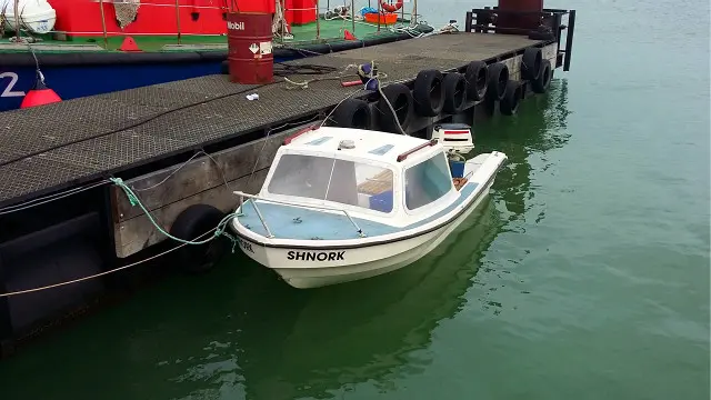 قایقی که مهاجران ایرانی بر آن سوار بودند