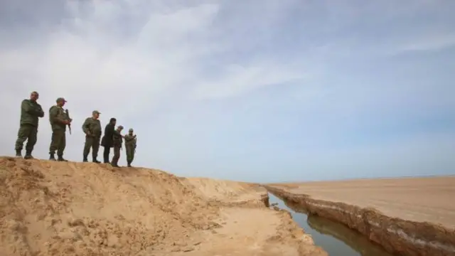 Ров на границе Ливии и Туниса