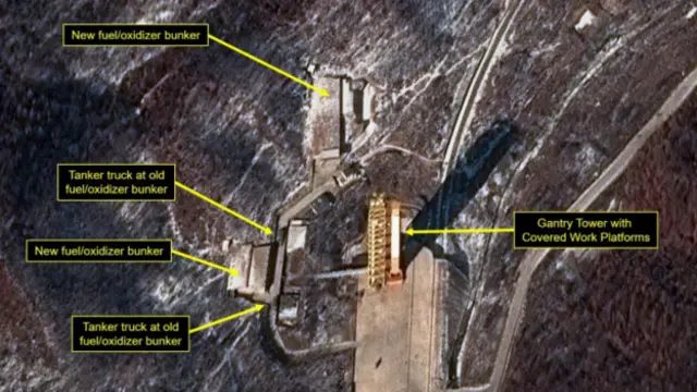 تصویر ماهواره‌ای که چهار روز پیش از انتقال دو تانکر سوخت به سکوی پرتاب موشک سوهی کره شمالی