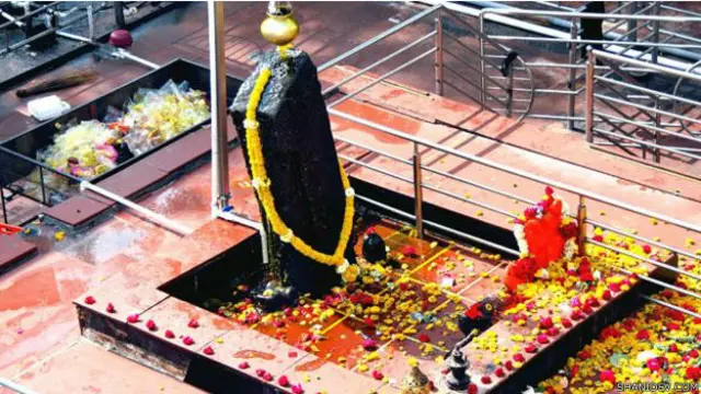 महिलाएं महाराष्ट्र के शनि शिगणापुर मंदिर के चबूतरे पर चढ़ पूजा नहीं कर सकतीं.