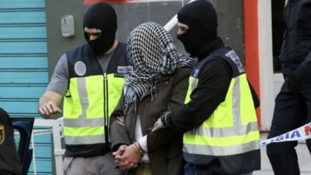 دولتِ اسلامیہ کے بارے میں بتایا گیا کہ اس نے بڑی تعداد میں مختلف مقامات پر لوگوں کو غیر قانونی طور پر حراست میں رکھا ہوا ہے جہاں پر تشدد اور قتل معمول ہے