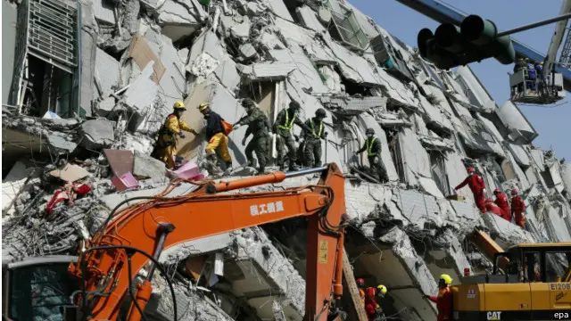 حکام نے اس سلسلے میں تحقیقات شروع کر دی ہیں کہ آیا منہدم ہونے والی عمارت کی تعمیر ناقص تو نہیں تھی