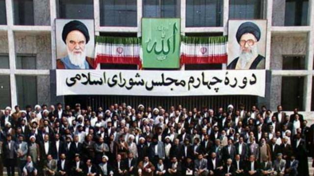 عکس یادگاری نمایندگان چهارمین مجلس شورای اسلامی