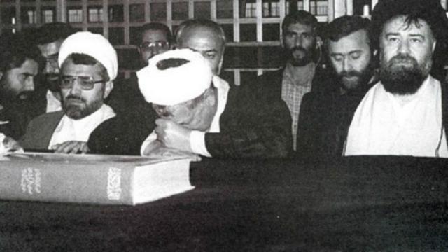 از راست: احمد خمینی، منصور رضوی، اکبر هاشمی رفسنجانی و عبدالله نوری در مقبره بنیانگذار جمهوری اسلامی ایران