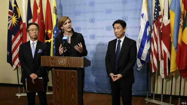 Đại sứ Mỹ tại Liên Hiệp Quốc, Samantha Power (giữa), cho hay đây sẽ là những biện pháp trừng phạt mạnh nhất được Hội đồng Bảo an ấn định trong hơn 20 năm