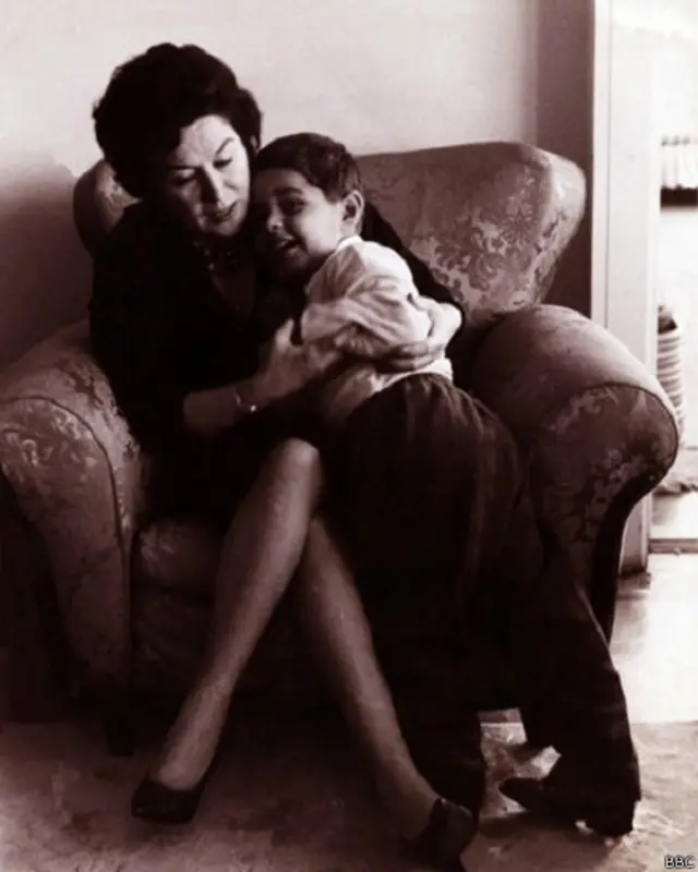 أنجبت ليلى مراد ولدين هما أشرف، والممثل المعروف حاليا زكي فطين عبد الوهاب