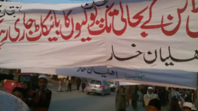 مقامی افراد کا کہنا ہے کہ خار میں روزانہ 17 سے 20 گھنٹے تک بجلی بند رہتی ہے