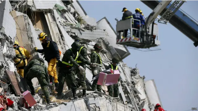 امدادی کارروائیوں میں سینکڑوں فوجی اہلکار شامل رہے اور انھیں جدید آلات اور سونگھنے والے کتوں کی مدد حاصل رہی