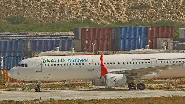 أدى الانفجار الذي أحدث ثقبا كبيرا في جسم طائرة ركاب في مطار مقديشيو الصومالي الثلاثاء إلى مقتل شخص وإصابة اثنين آخرين