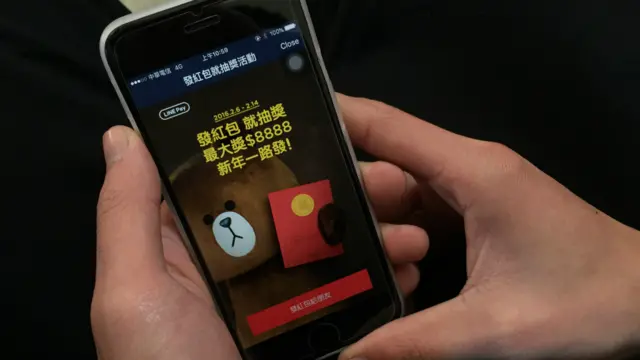 台湾流行的通讯软件LINE也推出红包功能。