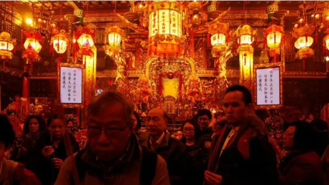 Người dân đến cầu nguyện tại chùa Hoàng Đại Tiên ở Hong Kong