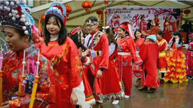 Cộng đồng người Hoa ở Glasgow, Scotland mặc đồ truyền thống trong ngày lễ năm mới