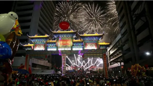 Người dân tụ tập về xem pháo hoa tại Phố Tàu ở Manila, Philippines