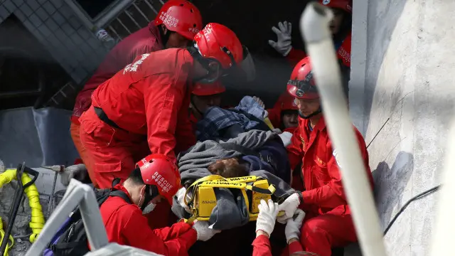 Buscas continuam em prédio residencial de 17 andares que desmoronou na cidade de Tainan; pelo menos 38 pessoas morreram