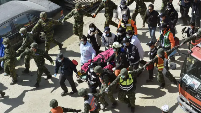 一名李姓男子于周一中午从维冠大楼废墟中救出，此事距离地震发生已超过50小时。