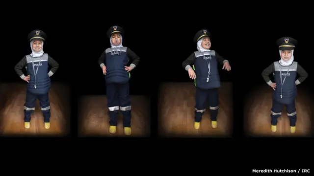 شام کی جنگ سے متاثرہ بچے اپنے موجودہ مایوس کن حالات کے باجود بہت بہتر مستقبل کی امید رکھتے ہیں۔ انٹرنیشنل ریسکیو کمیٹی (آئی آر سی) نے فوٹوگرافر میریڈتھ ہچنسن کو یہ جاننے کے لیے بھیجا کہ یہ بچے اپنے مستقبل کے بارے میں کیا سوچتے ہیں۔ اردن کے زطاری یا مفرق کیمپ میں رہنے والی بچیوں کو اپنے مستقبل کے بارے میں بات کرنے کے لیے کہا گیا کہ بڑی ہو کر کیا بننا چاہتی ہیں۔