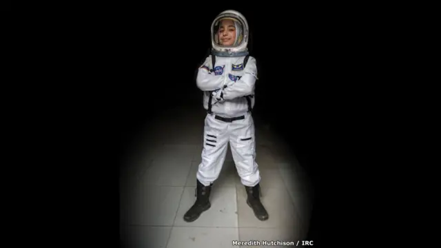 ان لڑکیوں کی ان لباس میں تصویر لی گئی ہے جو وہ بننا چاہتی ہیں۔ 12 سالہ ہاجا خلاباز بننا چاہتی ہیں۔ ان کا کہنا ہے جب سے ہم نے نظام شمسی کے بارے میں پڑھا ہے میں خود کو اوپر آسمان میں ہی دیکھتی ہوں۔ میں خلاباز بننا چاہتی ہوں کیونکہ یہ دنیا کو نئے زاویے سے دیکھنے کا موقع فراہم کرتا ہے۔