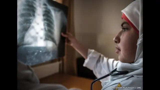 11 سالہ فاطمہ مستقبل کی سرجن بننا چاہتی ہیں۔ وہ کہتی ہیں: اس تصویر میں میں ایک مریض کا ایکسرے دیکھ رہی ہوں اور یہ پتہ چلانے کی کوشش کر رہی ہوں کہ آخر سینے میں درد کیوں ہے۔ میں اپنے علاقے کی قابل احترام سرجن ہوں اور میں جس شخص کی سب سے زیادہ فکر کرتی ہوں وہ میرے والد ہیں جنھیں صحت کے بہت سے مسائل ہیں۔