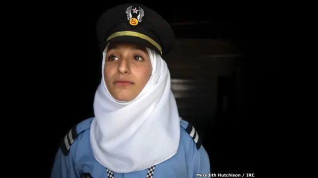 16 سالہ ملک کہتی ہیں کہ میں ہمیشہ سے پولیس افسر بننا چاہتی ہوں کیونکہ پولیس نہ صرف لوگوں کو بچاتے ہیں بلکہ وہ سماج میں انصاف قائم کرتے ہیں۔ میں دوسری لڑکیوں کو بھی پولیس میں آنے کی ترغیب دیتی ہوں۔