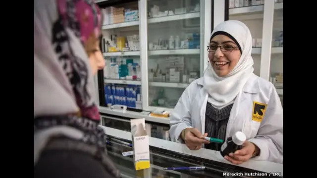 15 سالہ وسام نے کہا: شام میں ہمارے پڑوس میں ایک فارمیسی تھی اور جب میں چھوٹی تھی تو وہاں مدد کرنے چلی جاتی تھی۔ جب جنگ چھڑی تو میں نے اس فارماسسٹ کو زخمیوں کی امداد کرتے دیکھا تو میں نے سوچا کہ یہ اہم کام ہے اور مجھے یہی کرنا چاہیے۔ اب جبکہ میں فارماسسٹ ہوں مجھے دوسری لڑکیوں کے لیے رول ماڈل ہونا چاہیے۔