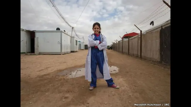 13 سالہ رمایہ مستقبل میں خود کو ایک ڈاکٹر کے طور پر دیکھتی ہیں اور کہتی ہیں: شام اور اردن میں گلیوں سے گزرتے ہوئے میں لوگوں کو تکلیف میں دیکھتی تھی اور میں ہمیشہ ان زخمیوں اور بیماروں کی مدد کرنا چاہتی تھی۔ اب جبکہ میں ڈاکٹر ہوں تو مجھ میں یہ صلاحیت ہے کہ میں لوگوں کے دکھ درد دور کروں۔